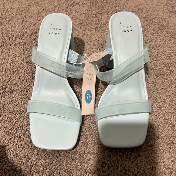 NWT Daisy Fuentes Pastel Blue Deanna Heels  SZ 7.5 - Picture 4 of 8